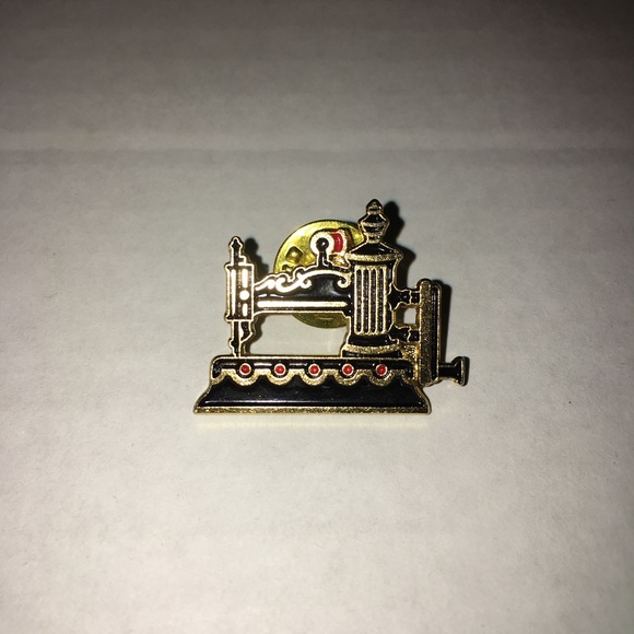 Jewelry - Antique Sewing Machine Lapel Pin